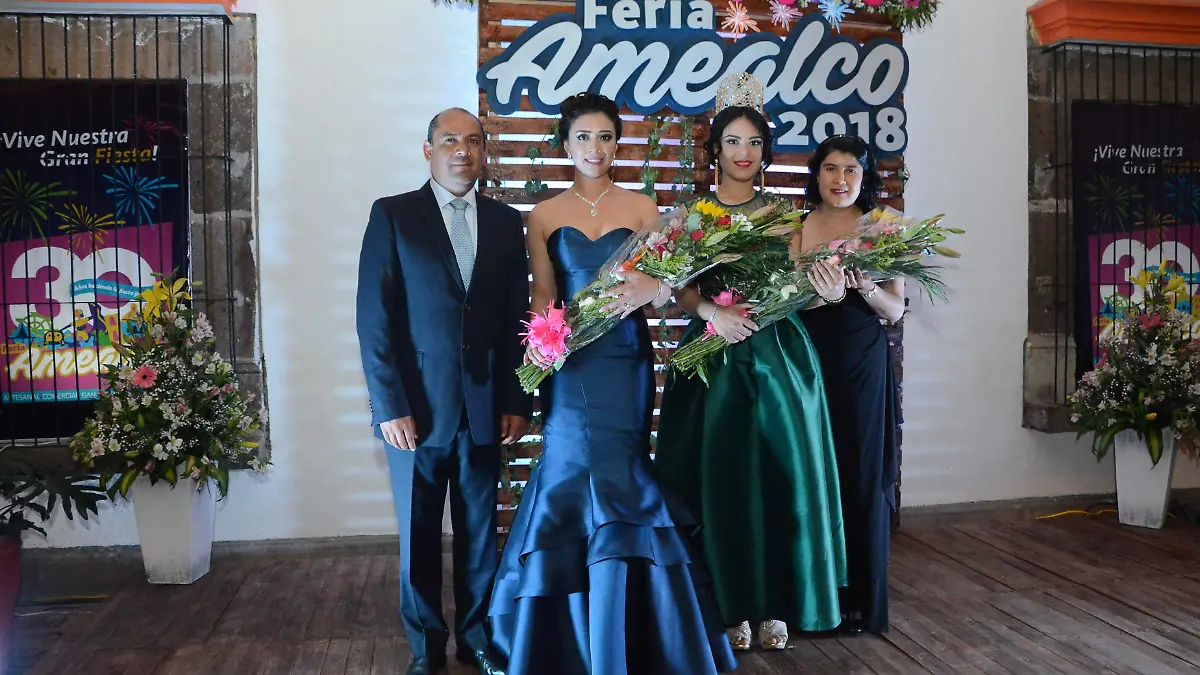 SOC- El alcalde Rosendo Anaya Aguilar y su esposa Sarita Hernández de Anaya felicitaron a la soberana por representar al municipio.